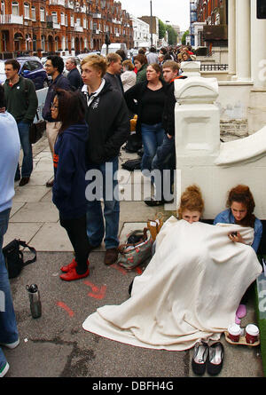 En dehors de la file d'attente des fans de tennis club Queens pour £10 billets pour le final du championnat AEGON entre numéro un britannique Andy Murray et le français Jo-Wilfried Tsonga cinquième tête de Londres, Angleterre - 13.06.11 Banque D'Images