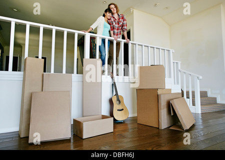 Couple smiling in new home Banque D'Images