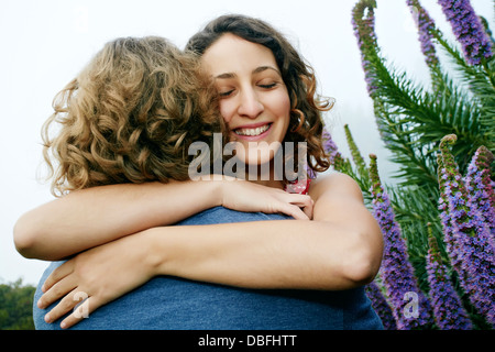 Smiling couple hugging outdoors Banque D'Images