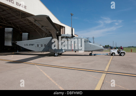 Le dernier C-23 'Sherpa' dans le New Jersey Army National Guard est remorqué d'inventaire de son support pour la dernière fois avant d'être transformé en commande l'aviation de l'armée. Le Texas Army National Guard a exploité le C-23 depuis 1996 et l'unité déployée à Banque D'Images