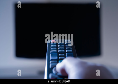 Man avec la commande à distance Banque D'Images