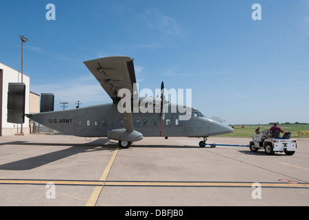 Le dernier C-23 'Sherpa' dans le New Jersey Army National Guard est remorqué d'inventaire de son support pour la dernière fois avant d'être transformé en commande l'aviation de l'armée. Le Texas Army National Guard a exploité le C-23 depuis 1996 et l'unité déployée à Banque D'Images