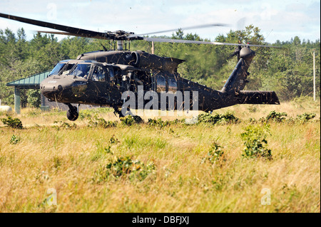 Des soldats se préparent à quitter un hélicoptère Black Hawk près d'un village fictif 23 juillet à Fort McCoy, Wisconsin (Etats-Unis) de la Garde nationale du Wisconsin Banque D'Images