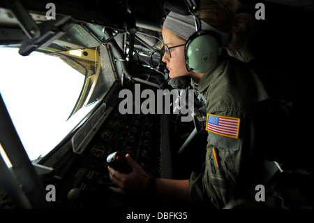Hedrick-Cox Automne Navigant de première classe, 384e Escadron de ravitaillement en vol, l'opérateur flèche ravitaille un F-15 Eagle à la 142e Escadre de chasse de la Garde nationale aérienne, de l'Oregon, Portland, Ore., lors d'une citerne de trois navires sur la sortie nord-est du Kansas. Hendrick-Cox est une Union Banque D'Images