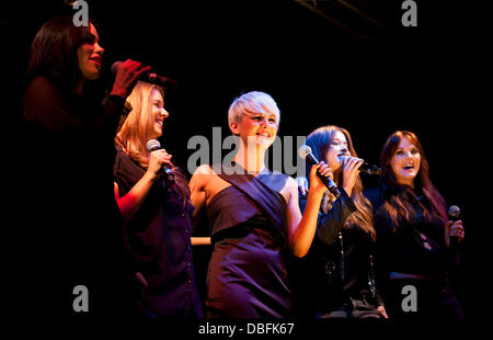 Groupe de filles "Wonderland" (JODI Albert, Sharon Condon, Corrina Durran, Leigh, Kasey Smith) fonds Learmont met à l'Hippodrome de Lingfield Lingfield, Surrey - 11.06.11 Banque D'Images