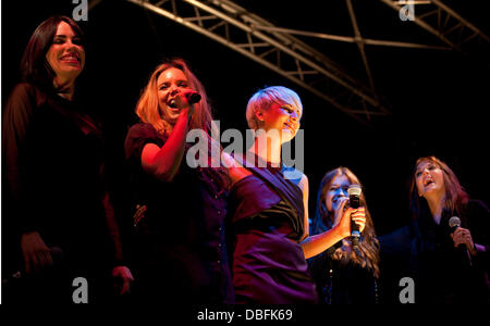 Groupe de filles "Wonderland" (JODI Albert, Sharon Condon, Corrina Durran, Leigh, Kasey Smith) fonds Learmont met à l'Hippodrome de Lingfield Lingfield, Surrey - 11.06.11 Banque D'Images