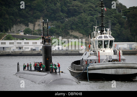 Le sous-marin d'attaque USS Ashville (SSN 758) arrive au commandant, activités liées à la flotte de Yokosuka pour une visite prévue dans le cadre de son déploiement de routine à l'ouest du Pacifique. Banque D'Images