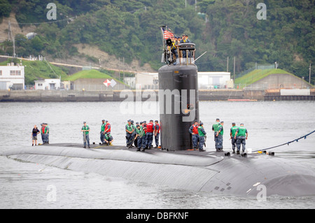 Le sous-marin d'attaque USS Ashville (SSN 758) arrive au commandant, activités liées à la flotte de Yokosuka pour une visite prévue dans le cadre de son déploiement de routine à l'ouest du Pacifique. Banque D'Images