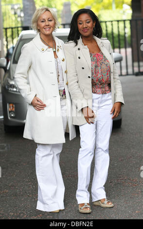 Helen DeMacque et Shirlie Holliman aka Pepsi et Shirlie à l'ITV studios London, England - 14.06.11 Banque D'Images