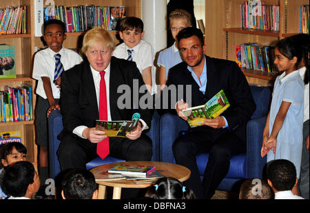 Boris Johnson et Peter Andre lancer un nouveau projet d'alphabétisation organisé par le National Literacy Trust à Bibliothèque Botwell Middlesex, Angleterre - 14.06.11 Banque D'Images