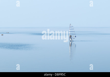 Windsurfer silhouette panorama contre étincelles bleu de la mer Banque D'Images