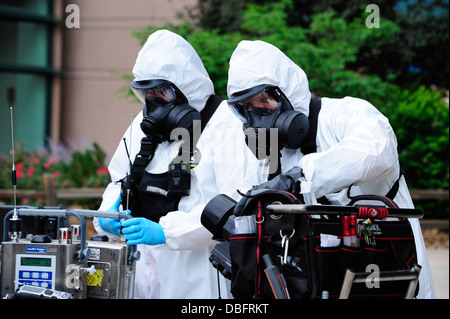 L'équipe d'assistance civile répond à un déversement de produits chimiques résultant de la simulation d'un déraillement de train au Pepsi Center de Denver, Juillet Banque D'Images