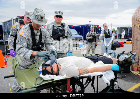 Soldat américain Le Capitaine Brandon Atkins, 92e équipe de soutien civil, médecin assistant à partir de la Garde nationale du Nevada traite théoriquement un membre de l'équipe de CST au Dick's Sporting Goods Park complex à Commerce City, au Colorado, au cours de l'exercice de la garde vigilante Ju Banque D'Images