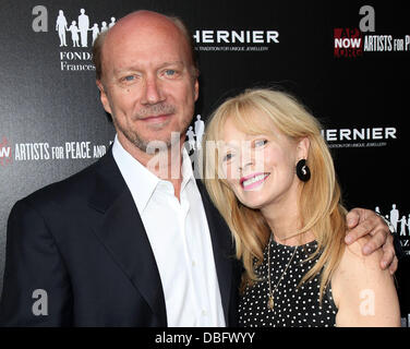 Paul Haggis et Frances Fisher VHERNIER et Artistes pour la Paix et Justice 'Un Anneau pour éduquer un enfant en Haïti' Lancement de l'événement à Beverly Hills, Californie - 15.06.11 Banque D'Images