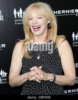 Frances Fisher VHERNIER et Artistes pour la Paix et Justice 'Un Anneau pour éduquer un enfant en Haïti' Lancement de l'événement à Beverly Hills, Californie - 15.06.11 Banque D'Images