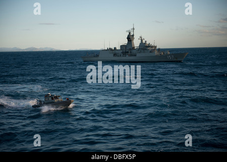 Les marins affectés à landing ship dock USS Germantown (LSD 42) retour d'une visite de la frégate de la Marine royale australienne HMAS Perth (FFH 157). Germantown est en patrouille avec le groupe expéditionnaire Bonhomme Richard et, avec l'entrepris 31e MEU, est curre Banque D'Images