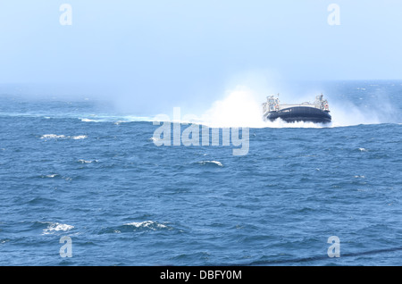 Un aéroglisseur aussi connu comme un landing craft air cushion fait son chemin à l'USS Wasp pour une opération amphibie entraînement avec 3e Bataillon, 8e Régiment de Marines, et agression Mobile compagnie, 2e Bataillon de Génie de Combat, le 24 juillet 2013. Le LCACs Banque D'Images