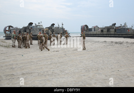 Marines avec 3e Bataillon, 8e Régiment de Marines, soyez prêt à décharger les véhicules de débarquement les véhicules à coussin d'air au cours d'une Banque D'Images