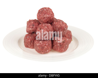 Tas de matières des crus boulettes de boeuf sur un fond blanc avec aucune des personnes prêtes pour la cuisson Banque D'Images