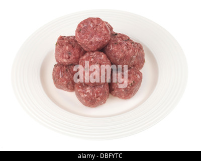 Tas de matières des crus boulettes de boeuf sur un fond blanc avec aucune des personnes prêtes pour la cuisson Banque D'Images