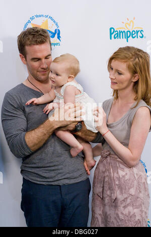 James Van Der Beek , Kimberly Brook et sa fille Olivia Van Der Beek le Pampers 50e anniversaire de la ville de New York, USA - 16.06.11 Banque D'Images