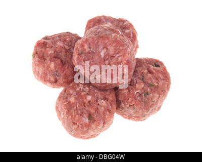 Tas de matières des crus boulettes de boeuf sur un fond blanc avec aucune des personnes prêtes pour la cuisson Banque D'Images