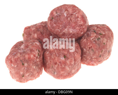 Tas de matières des crus boulettes de boeuf sur un fond blanc avec aucune des personnes prêtes pour la cuisson Banque D'Images