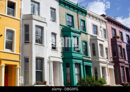 Terrasse le long de maisons colorées Lancaster Road, Notting Hill W11 Banque D'Images