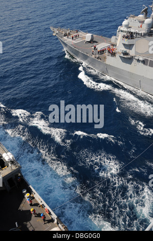 Les marins à bord de missiles de l'USS Fitzgerald (DDG 62) se préparer à recevoir du carburant et de la marchandise de la Lewis et Clark- Banque D'Images