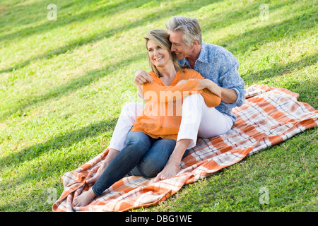 Caucasian couple relaxing in grass Banque D'Images