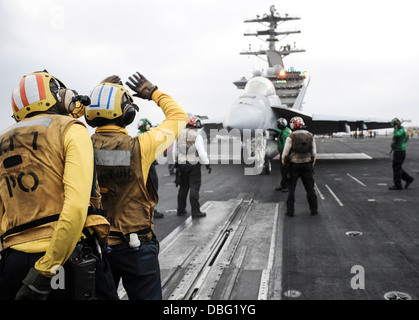 Les marins américains préparent un F/A-18F Super Hornet affectés à l'Escadron d'avions de combat interarmées (VFA) 154 pour lancer sur le pont du porte-avions USS Nimitz (CVN 68) dans le golfe d'Oman le 15 juillet 2013. Le Nimitz a été déployée à la 5e flotte américaine Banque D'Images