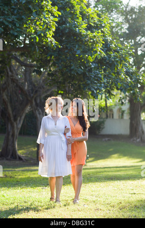 Hispanic mother and daughter walking outdoors Banque D'Images