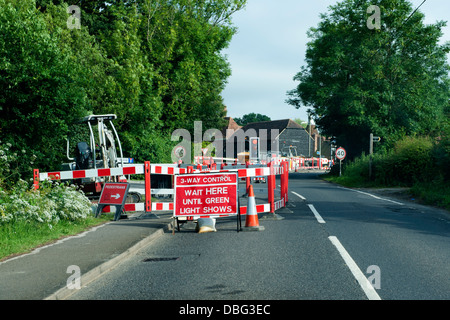 Feux de circulation temporaires à un site de travaux routiers sur une route secondaire Anglais Banque D'Images