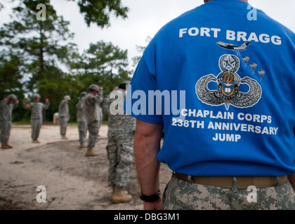 Un jumpmaster montres sécurité en tant qu'aumôniers et de parachutistes de partout dans Fort Bragg conduite formation pré-jump 25 Juillet. La célébration Banque D'Images