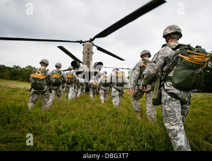 Les aumôniers et de parachutistes de partout dans Fort Bragg charger un avion pour célébrer le 238e anniversaire du corps de l'aumônier, le 25 juillet, avec une communauté CH-47 sauter sur Sicile zone de dépôt. Les familles et les soldats sont venus appuyer leurs aumôniers qui ont été h Banque D'Images