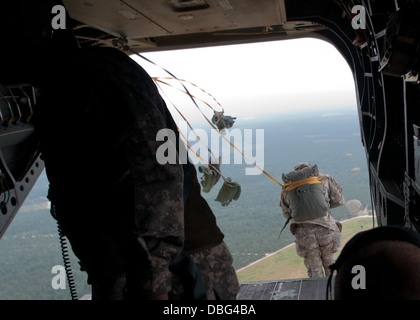 Aumônier (Col.) Michael D. Charles, aumônier de la commande, XVIII Airborne Corps, sort de la rampe arrière d'un hélicoptère CH-47 sur la Sicile, le 25 juillet. Les aumôniers et de parachutistes de partout dans Fort Bragg a célébré le 238e anniversaire de l'aumônier d'esprit de corps Banque D'Images