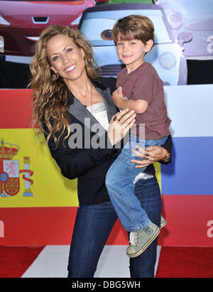 Sheryl Crow et son fils Wyatt Le Los Angeles premiere de 'Cars 2' tenue à El Capitan Theatre - Arrivées Los Angeles, Californie - 18.06.11 Banque D'Images