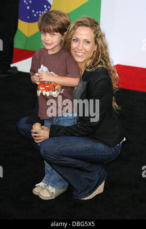 Sheryl Crow et son fils Wyatt Le Los Angeles premiere de 'Cars 2' tenue à El Capitan Theatre - Arrivées Los Angeles, Californie - 18.06.11 Banque D'Images