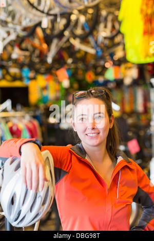 Caucasian woman standing in Bicycle shop Banque D'Images