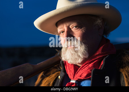 Caucasian man holding gun en plein air Banque D'Images