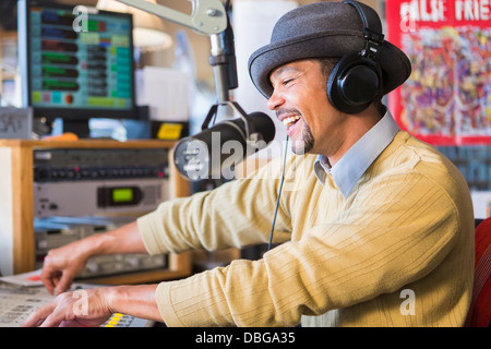 Mixed Race disc-jockey à l'aide de studio en platine Banque D'Images