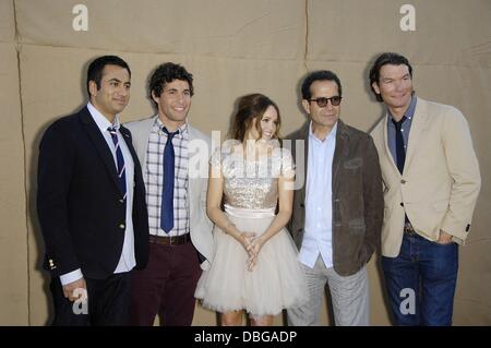 Los Angeles, CA. 29 juillet, 2013. Kal Penn, Chris Smith, Rebecca Races, Tony Shalhoub, Jerry O'Connell au niveau des arrivées pour le TCA Summer Press Tour : Discussion-Part 2 panneau CBS, JW Robinson's Department Store, Los Angeles, CA le 29 juillet 2013. Crédit : Michael Germana/Everett Collection/Alamy Live News Banque D'Images