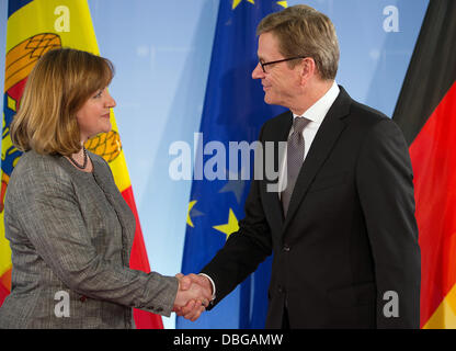 Le ministre des Affaires étrangères allemand Guido Westerwelle reçoit le ministre des Affaires étrangères de Moldavie Natalia Gherman du ministère des Affaires étrangères à Berlin, Allemagne, 30 juillet 2013. Les Ministres des affaires étrangères de discuter le German-Moldavian relation et l'Union européenne à la veille du sommet du Partenariat oriental à Vilnius en automne. Photo : Hannibal Banque D'Images