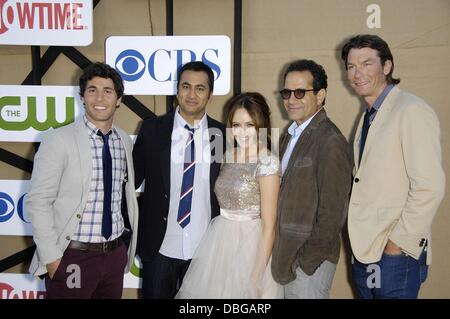 Los Angeles, CA. 29 juillet, 2013. Kal Penn, Chris Smith, Rebecca Races, Tony Shalhoub, Jerry O'Connell au niveau des arrivées pour le TCA Summer Press Tour : CBS Discussion de groupe, du grand magasin Robinson JW, Los Angeles, CA le 29 juillet 2013. Photo par : Michael Germana/Everett Collection Crédit : Everett Collection Inc/Alamy Live News Banque D'Images