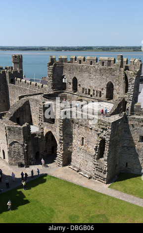 Ville de Caernarfon, Pays de Galles. Vue arrière du pittoresque quartier historique du Château de Caernarfon porte du roi. Banque D'Images