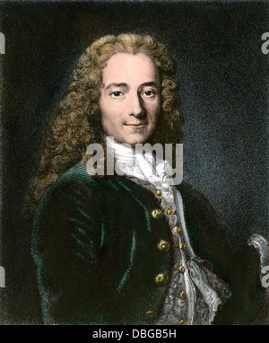 Le philosophe français Voltaire. À la main, gravure d'un portrait par Largillierel Banque D'Images