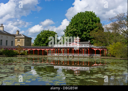 Une vue panoramique sur le lac jusqu'à la laiterie chinoise à Woburn Abbey Gardens, Bedfordshire, Royaume-Uni Banque D'Images