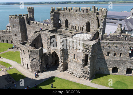 Ville de Caernarfon, Pays de Galles. Vue arrière du pittoresque quartier historique du Château de Caernarfon porte du roi. Banque D'Images