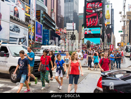 Times Square à Manhattan, rue de New York City avec des foules de personnes / touristes en été Banque D'Images