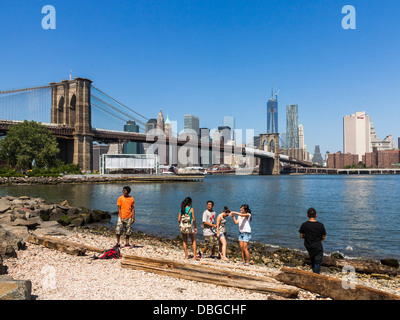 Pont de Brooklyn, New York avec les touristes à la recherche vers Manhattan en été Banque D'Images